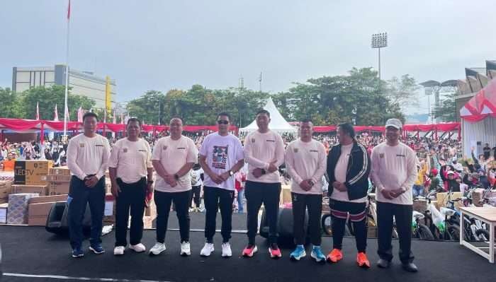 Wali Kota Samarinda, Andi Harun bersama Forkopimda saat kegiatan jalan santai Dalam rangka memperingati Hari Jadi ke-357 Kota Samarinda dan Hari Ulang Tahun ke-65 Pemerintah Kota (Pemkot) Samarinda di GOR Segiri, pada Minggu (9/2/2025). Foto: BorneoFlash/Nur Ainunnisa