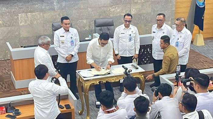 Wali Kota Samarinda, Andi Harun pada saat penandatanganan nota kesepakatan. Foto: BorneoFlash/Nur Ainunnisa