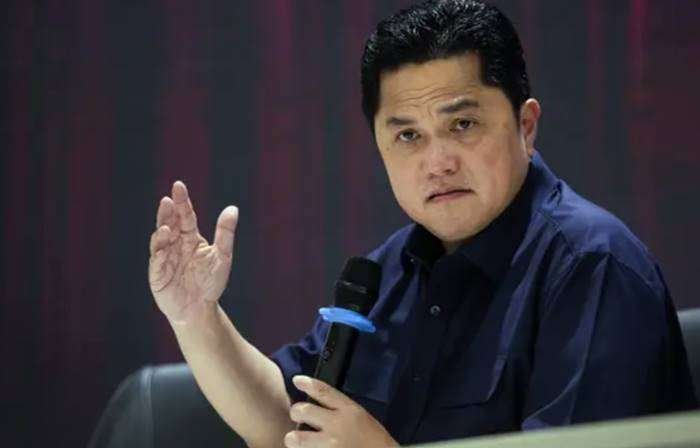 Ketua Umum PSSI, Erick Thohir memberikan keterangan kepada wartawan saat konferensi pers perihal Satgas PSSI yang berlangsung di GBK Arena, Senayan, Jakarta, Jumat (28/04/2023). (Bagaskara Lazuardi)