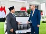 Erdoğan menyerahkan mobil listrik Togg T10X kepada Prabowo Subianto (Laily Rachev/Biro Pers Sekretariat Presiden)