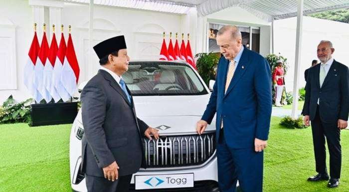 Erdoğan menyerahkan mobil listrik Togg T10X kepada Prabowo Subianto (Laily Rachev/Biro Pers Sekretariat Presiden)