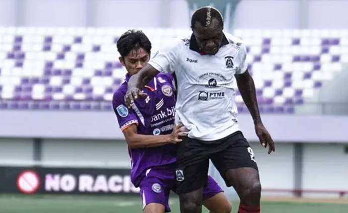 Aksi striker Persiba Balikpapan, Herman Dzumafo dalam laga play-off promosi Liga 3 Nusantara 2024/2025 melawan PSGC Ciamis di Stadion Indomilk Arena, Tangerang, Kamis (27/2/2025). (Dok. Persiba Balikpapan)