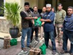 Anggota DPRD Kota Balikpapan, Halili Adinegara memberikan bingkisan lebaran kepada masyarakat dan sahabat HAN, Syafruddin dan Damayanti, di lingkungan RT 51 Kelurahan Gunung Samarinda, pada hari Minggu (23/3/2025). Foto: BorneoFlash/Niken Sulastri