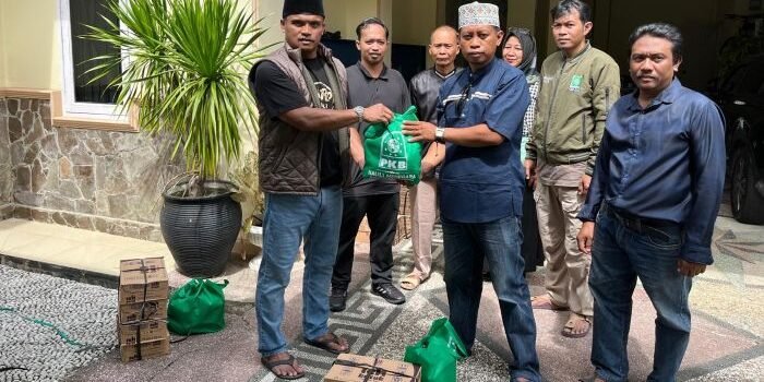 Anggota DPRD Kota Balikpapan, Halili Adinegara memberikan bingkisan lebaran kepada masyarakat dan sahabat HAN, Syafruddin dan Damayanti, di lingkungan RT 51 Kelurahan Gunung Samarinda, pada hari Minggu (23/3/2025). Foto: BorneoFlash/Niken Sulastri