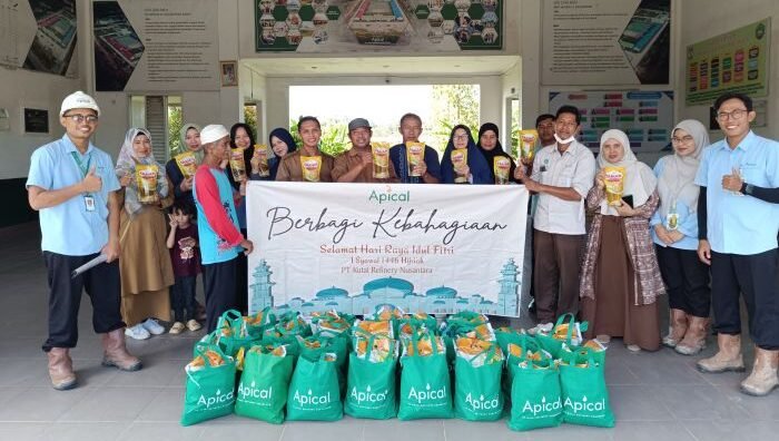 Apical melalui unit bisnisnya PT Kutai Refinery Nusantara di Balikpapan Kalimantan Timur saat membagikan paket bingkisan lebaran. Foto: BorneoFlash.com/IST