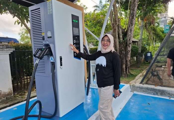 Asisten III Bidang Administrasi Umum Sekretariat Daerah (Setda) Kota Balikpapan, Andi Sri Juliarty saat meninjau SPKLU, di Halaman Balai Kota Balikpapan. Foto: BorneoFlash/Niken Sulastri