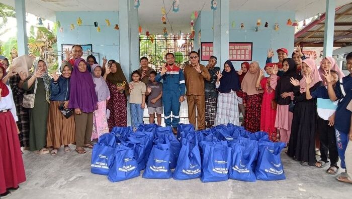 “BDI Sedekah Dhuafa Semarak Ramadan 1446 H”, kepedulian BDI PHKT terhadap masyarakat sekitar, terutama dalam memenuhi kebutuhan pokok selama Ramadan. Foto: HO/PHKT