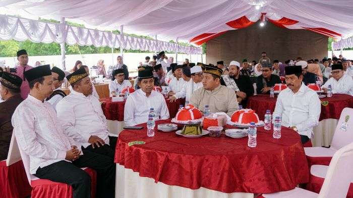 Bupati PPU Mudyat Noor, Wakil Bupati Abdul Waris Muin, bersama Kapolres PPU AKBP Supriyanto dan unsur Forum Koordinasi Pimpinan Daerah (Forkopimda) dalam acara Safari Ramadan dan Buka Puasa Bersama pada Selasa (4/3/2025). Foto: BorneoFlash/Irwan Ardiansyah