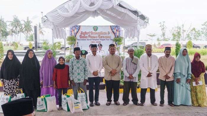 Bupati PPU Mudyat Noor dan Wakil Bupati Abdul Waris Muin berfoto bersama penerima bantuan dari Baznas di Rumah Jabatan Bupati PPU di Jalan Coastal Road, Kelurahan Sungai Parit. Foto: BorneoFlash/Irwan Ardiansyah