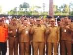 Bupati PPU, Mudyat Noor (tengah), memimpin apel pagi gabungan yang diikuti oleh seluruh OPD di lingkungan Pemkab, pada Senin (3/3/2025). Foto: BorneoFlash/IST