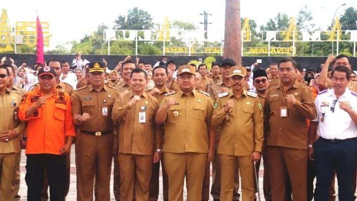 Bupati PPU, Mudyat Noor (tengah), memimpin apel pagi gabungan yang diikuti oleh seluruh OPD di lingkungan Pemkab, pada Senin (3/3/2025). Foto: BorneoFlash/IST