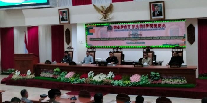 Bupati Paser, Fahmi Fadli menyerahkan berkas Laporan Keterangan Pertanggungjawaban (LKPj) tahun 2024 di Gedung Baling Seleloi, Sekretariat DPRD Paser, Selasa (25/3/2025). Foto: BorneoFlash/IST