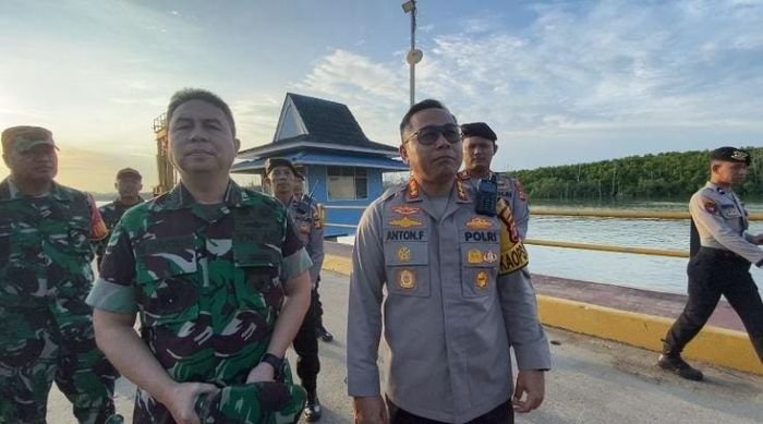 Dandim 0905/Balikpapan Kolonel Kav Muhammad Darwis bersama Kapolresta Balikpapan Kombes Pol Anton Firmanto, S.H., S.I.K., turun langsung meninjau sejumlah Pos Pengamanan Operasi Ketupat Mahakam 2025 di Kota Balikpapan, pada Sabtu (29/3/2025). Foto: BorneoFlash/Agung Putra