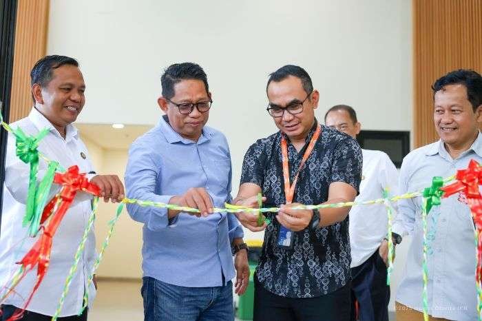Deputi Bidang Sosial, Budaya, dan Pemberdayaan Masyarakat Otorita IKN Alimuddin bersama Wakil Pemimpin Bidang Pemasaran Bisnis BNI, Dwi Cahyo Noviyanto meresmikan Bazar Ramadhan, Rabu (12/03/2025). Foto: HO/Humas Otorita IKN