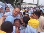 Direktur Utama PT Sritex Tbk, Iwan Kurniawan Lukminto berbaur dengan para karyawannya yang terkena PHK saat momen perpisahan di pabrik di Kabupaten Sukoharjo, Jawa Tengah, 28 Februari 2025. Foto : Septhia Ryanthie