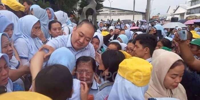 Direktur Utama PT Sritex Tbk, Iwan Kurniawan Lukminto berbaur dengan para karyawannya yang terkena PHK saat momen perpisahan di pabrik di Kabupaten Sukoharjo, Jawa Tengah, 28 Februari 2025. Foto : Septhia Ryanthie
