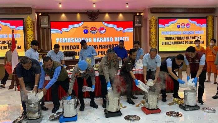 Ditresnarkoba Polda Kaltim Musnahkan Barang Bukti Narkotika Jenis Sabu Sebanyak 32,252 kilogram sabu, pada Selasa (11/3/2025). Foto: BorneoFlash/Agung Putra
