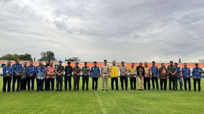 Foto bersama Gubernur Kaltim dan Wali Kota Samarinda di peresmian Stadion Segiri Samarinda. Foto: BorneoFlash/Nur Ainunnisa