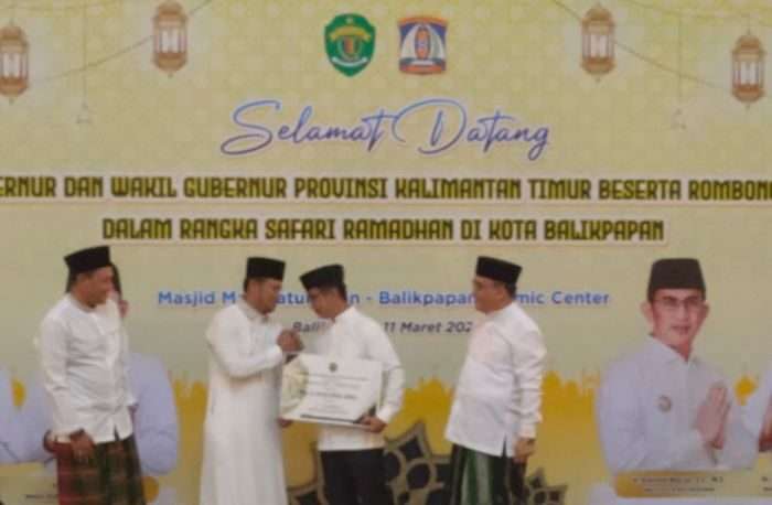 Gubernur Kaltim, H. Rudy Mas'ud, Wakil Gubernur Kaltim Seno Aji Bersama Wali Kota Balikpapan H Rahmad Mas’ud dan Wakil Wali Kota Balikpapan Bagus Susetyo, saat Safari Ramadan di Masjid Madinatul Iman Balikpapan Islamic Center, pada hari Selasa (11/3/2025). Foto: BorneoFlash/Niken Sulastri