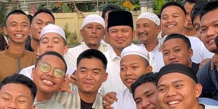 Gubernur Kaltim, Rudy Mas'ud bersama para siswa setelah menjalankan Ibadah Sholat Subuh. Foto: BorneoFlash/Nur Ainunnisa