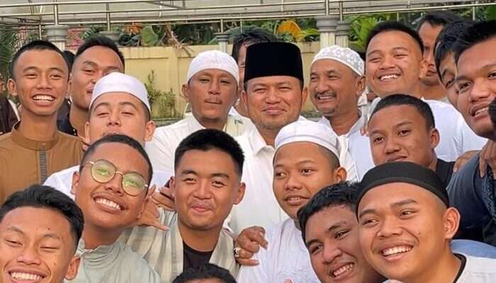 Gubernur Kaltim, Rudy Mas'ud bersama para siswa setelah menjalankan Ibadah Sholat Subuh. Foto: BorneoFlash/Nur Ainunnisa