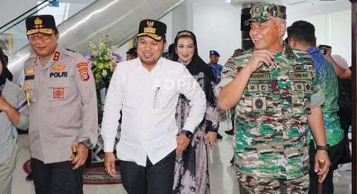 Gubernur Kaltim, Rudy Mas'ud saat tiba di Bandara Sultan Aji Muhammad Sulaiman Balikpapan. Foto: adpim/Ist