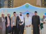 Gubernur Kaltim dan Syekh Abdurrahman Al' Ausy (Qori utama di Channel Masjidil Haram) pada saat Tabligh Akbar memperingati Nuzulul Qur'an. Foto: adpimpemprov/Ist