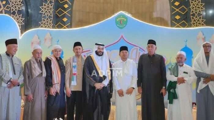 Gubernur Kaltim dan Syekh Abdurrahman Al' Ausy (Qori utama di Channel Masjidil Haram) pada saat Tabligh Akbar memperingati Nuzulul Qur'an. Foto: adpimpemprov/Ist