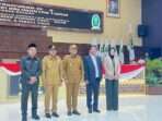 Gubernur Kaltim dan Wakil Gubernur Kaltim serta Pimpinanan DPRD Kaltim Foto Bersama Usai Rapat Paripurna DPRD Kaltim yang digelar di Gedung B DPRD Kaltim, Pada Senin (3/3/2025). Foto: BorneoFlash/Nur Ainunnisa