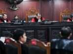 Hakim Konstitusi Arief Hidayat (tengah) memimpin sidang perkara Perselisihan Hasil Pemilihan Umum (PHPU) Pemilihan Legislatif (Pileg) 2024 Panel 3 di Gedung MK, Jakarta, Kamis (2/5/2024). Sidang PHPU Pileg 2024 tersebut beragendakan pemeriksaan pendahuluan 81 perkara. FOTO : Hafidz Mubarak A/nym.