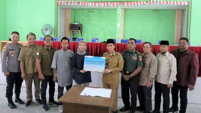 Head of Communication Relations & CID Zona 9 Subholding Upstream Pertamina, Elis Fauziyah (tengah) bersama Stepanus Tung Liah, yang hadir mewakili Asisten I Pemkab Kutai Kartanegara Akhmad Taufik Hidayat. Foto: HO/PHSS