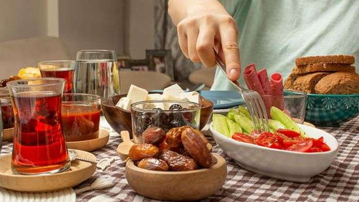 Ilustrasi Makanan Berbuka Puasa yang Sehat dan Mengenyangkan