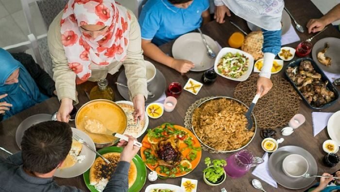 Ilustrasi, Menjaga Kesehatan Saat Menikmati Menu Lebaran Idul Fitri