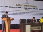 Jafar Sidik saat menyampaikan jawaban fraksi PKS include PPP saat Rapat Paripurna DPRD Balikpapan di Gedung Parkir Lantai 8 Klandasan Balikpapan, pada hari Senin (24/3/2025). Foto: BorneoFlash/Ardian