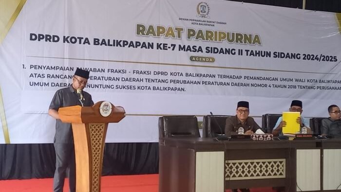 Jafar Sidik saat menyampaikan jawaban fraksi PKS include PPP saat Rapat Paripurna DPRD Balikpapan Jafar Sidik saat menyampaikan jawaban fraksi PKS include PPP saat Rapat Paripurna DPRD Balikpapan di Gedung Parkir Lantai 8 Klandasan Balikpapan, pada hari Senin (24/3/2025). Foto: BorneoFlash/Ardian