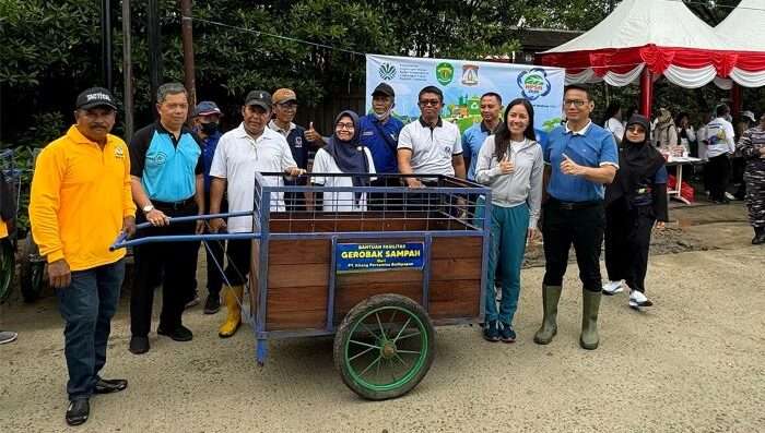 KPB menyerahkan lima unit gerobak sampah kepada masyarakat dalam peringatan Hari Peduli Sampah Nasional (HPSN) 2025, pada Kamis (27/02/2025). Foto: HO/KPB