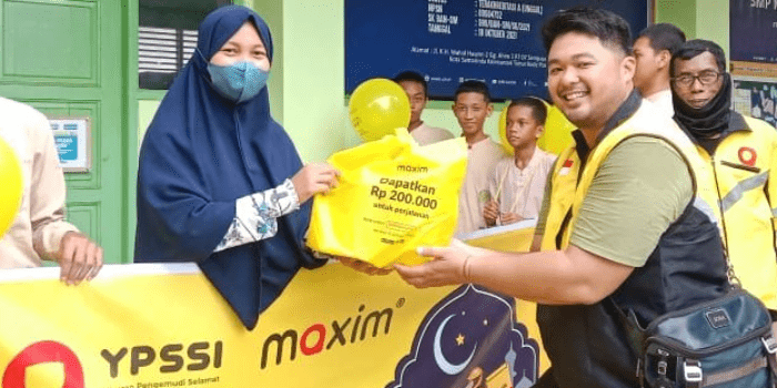 Maxim membagikan bantuan berupa sembako di Panti Asuhan Istiqamah, Samarinda, Provinsi Kalimantan Timur. Foto: HO/Maxim