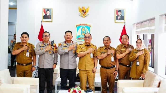 Kapolda Kaltim Brigjen Pol Endar Priantoro, S.H., S.I.K., C.F.E., M.Si., menggelar silaturahmi dengan Wakil Wali Kota Balikpapan, Dr. Ir. H. Bagus Susetyo, M.M. di Ruang VIP Lantai 1 Kantor Pemkot Balikpapan pada Selasa (25/3/2025) pukul 09.00 WITA. Foto: HO/Humas Polda Kaltim