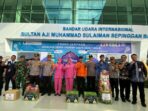 Kapolda Kaltim Brigjen Pol. Endar Priantoro, S.H., S.I.K., C.F.E., M.H., bersama Bhayangkari Daerah Kaltim Kunjungan Langsung di Pos Pelayanan Operasi Ketupat Mahakam 2025, Bandara Internasional Sultan Aji Muhammad Sulaiman (SAMS) Sepinggan Balikpapan, pada Kamis (27/3/2025). Foto: BorneoFlash/Agung Putra