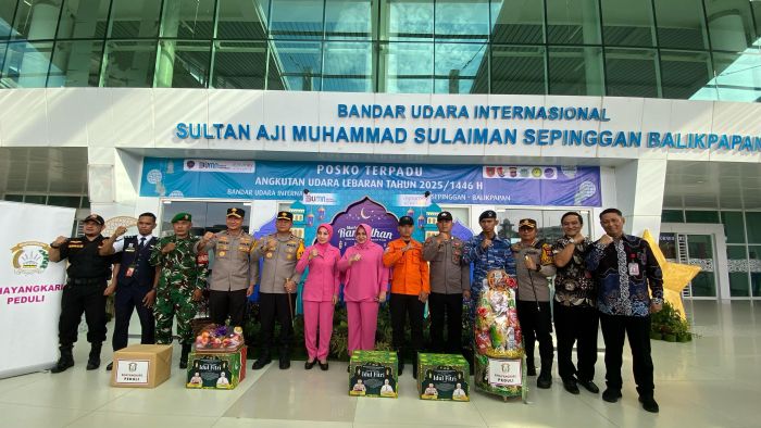Kapolda Kaltim Brigjen Pol. Endar Priantoro, S.H., S.I.K., C.F.E., M.H., bersama Bhayangkari Daerah Kaltim Kunjungan Langsung di Pos Pelayanan Operasi Ketupat Mahakam 2025, Bandara Internasional Sultan Aji Muhammad Sulaiman (SAMS) Sepinggan Balikpapan, pada Kamis (27/3/2025). Foto: BorneoFlash/Agung Putra