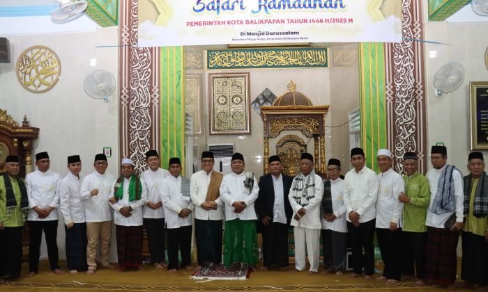 Kapolresta Balikpapan, Kombes Pol Anton Firmanto, SH, SIK, MSi, didampingi Wakapolresta AKBP Hendrik EB, SH, SIK, Hadiri Penutupan Safari Ramadan 1446 H tingkat Kota Balikpapan di Masjid Darussalam, Gunung V, Balikpapan Utara. Foto: HO/Humas Polresta Balikpapan