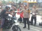 Kapolresta Balikpapan, Kombes Pol Anton Firmanto, SH, SIK, MSI,  yang didampingi para pejabat utama Berbagi Takjil di depan Kantor Polresta Balikpapan, pada Senin (10/3/2025). Foto: HO/Humas Polresta Balikpapan