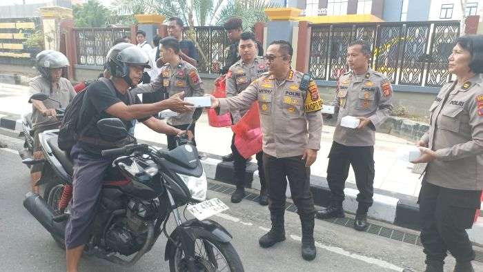 Kapolresta Balikpapan, Kombes Pol Anton Firmanto, SH, SIK, MSI,  yang didampingi para pejabat utama Berbagi Takjil di depan Kantor Polresta Balikpapan, pada Senin (10/3/2025). Foto: HO/Humas Polresta Balikpapan
