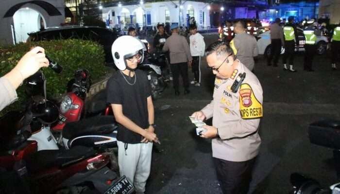 Kapolresta Balikpapan, Kombes Pol Anton Firmanto, SH, SIK, MSi, Pimpin Langsung operasi penertiban Kapolresta Balikpapan, Kombes Pol Anton Firmanto, SH, SIK, MSi, Pimpin Langsung operasi penertiban yang digelar Satlantas Polresta Balikpapan dalam rangka Patroli Skala Besar pada Minggu (9/3/2025) dini hari. Foto: HO/Humas Polresta Balikpapan