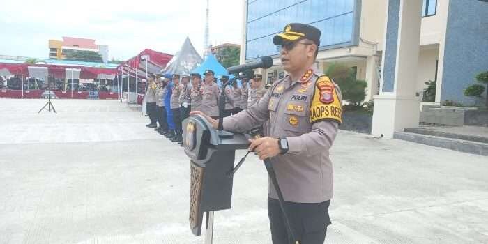 Kapolresta Balikpapan Kombes Pol Anton Firmanto, saat memimpin apel pagi di jajaran Polresta Balikpapan, Kamis (20/3/2024). Foto: HO/Humas Polresta Balikpapan