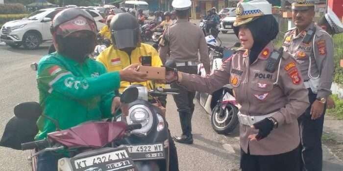 Kasat Lantas Polresta Balikpapan, Kompol Ropiyani, SH turun langsung ke jalan membagikan takjil gratis kepada para pengendara yang melintas, khususnya pengendara roda dua, pada Jumat (7/3/2025). Foto: HO/Humas Polresta Balikpapan