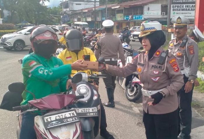 Satlantas Polresta Balikpapan Tebar Berkah Ramadan, Bagikan Takjil Gratis untuk Pengendara  