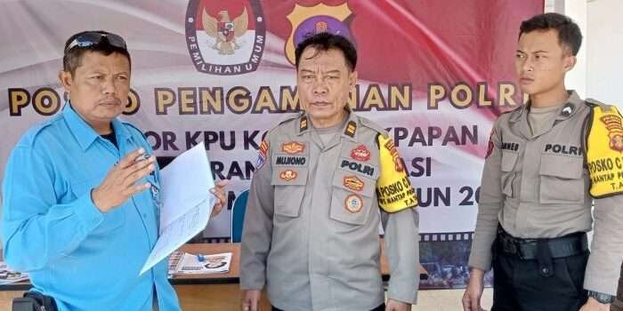 Kasi Humas Polresta Balikpapan, Ipda Sangidun (foto: kiri baju biru) Foto: IST/Dok. BaraBerita