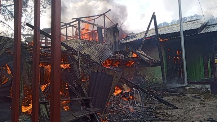 Kebakaran yang terjadi di kawasan Karang Bugis, Kelurahan Karang Jati, Kota Balikpapan, pada Jumat (28/3/2025). Foto: BorneoFlash/IST