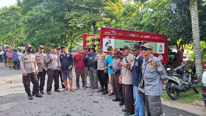 Kelurahan Muara Rapak bersama instansi terkait menggelar Operasi Pasar Gas Elpiji 3 Kg, di Jalan Inpres 2 RT 18, Kelurahan Muara Rapak, Kecamatan Balikpapan Utara, pada Sabtu (1/3/2025). Foto: BorneoFlash/Ist